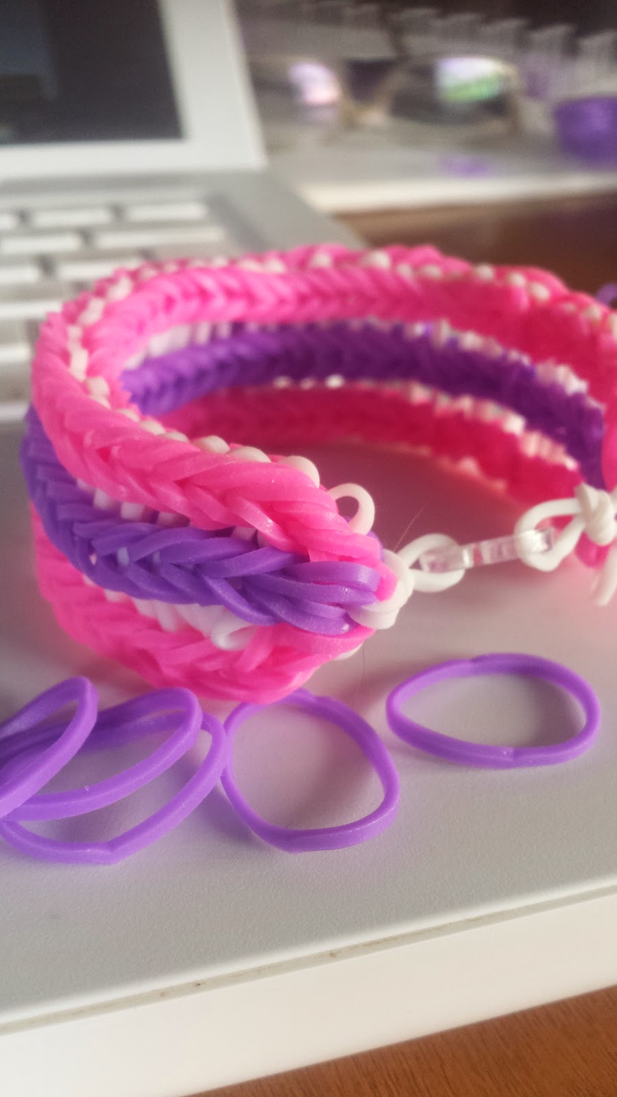 Pulseiras de elásticos Pulseira de elástico feita com garfos