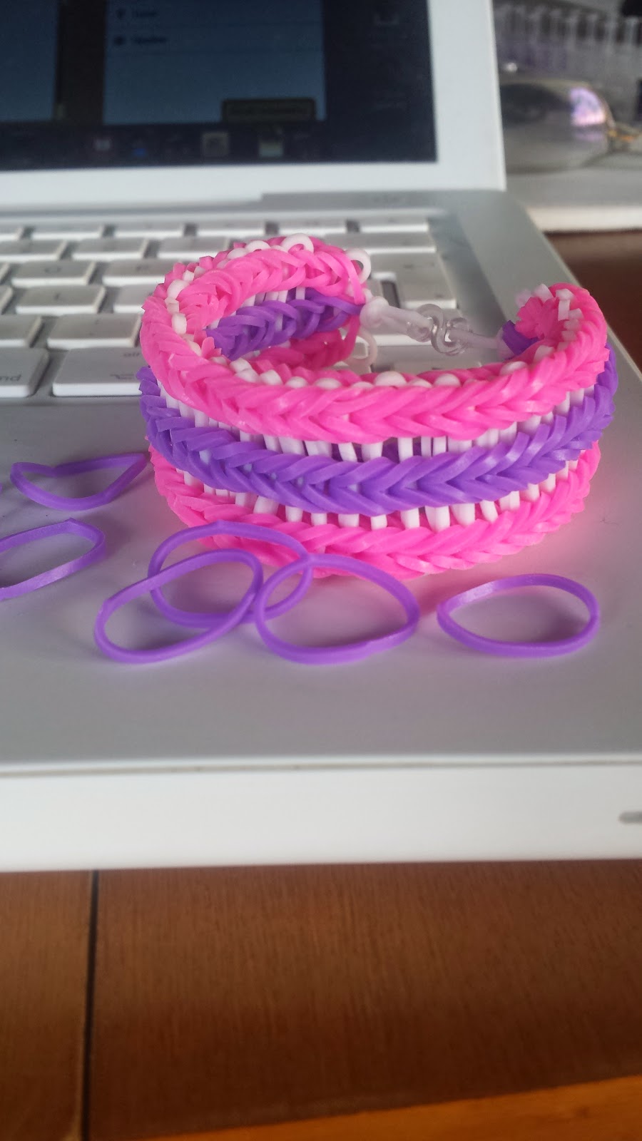 Pulseiras de elásticos Pulseira de elástico feita com garfos